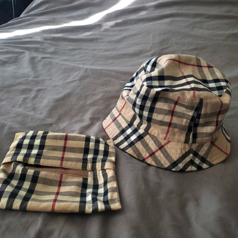 Burberry reversible bucket hat
